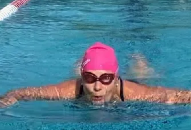 Annelie Swimming